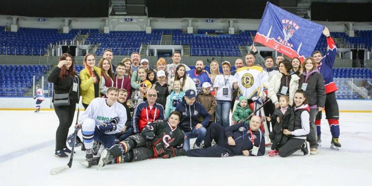 28.10.2023 На ледовой арене «Шайба» встретились врачи и пациенты