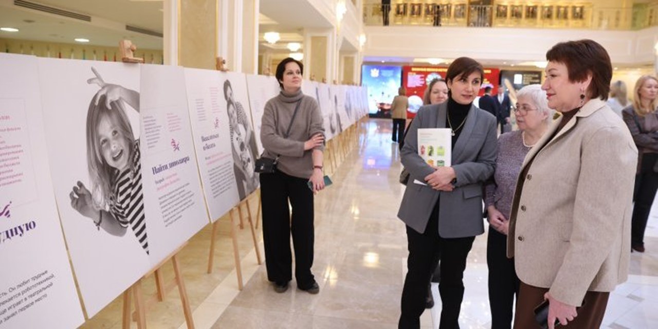 25.02.2025 В Совфеде необычной фотовыставкой напомнили о важности особой помощи людям с орфанным недугом